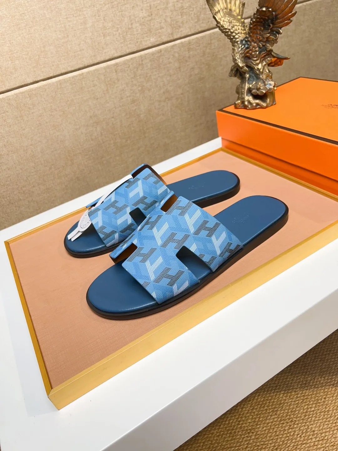 Men's clothing and shoes 💰280 💅💅💅 new arrival. Hermes Hermes official website latest counter synchronized new oran color leather H slippers, the original Paris version flew back to the original model and opened the mold to make it perfectly🍌The highest quality Sincerity, you can enter and leave the counter at will [Deyi] The upper is made of original customized  colored palm prints, crocodile print, ostrich print, colored cow leather, colored cow suede, 🤔 horse hair, 🥳 colored diamonds, 🥰 3D printing, and other genuine leather slippers, imported cow pattern foot pad lining, Italian  latest original genuine leather combination outsole Code number: 38-48 (customized at 46.47.48) Can be made into picture combination sole with genuine leather pattern and ordinary molded outsole